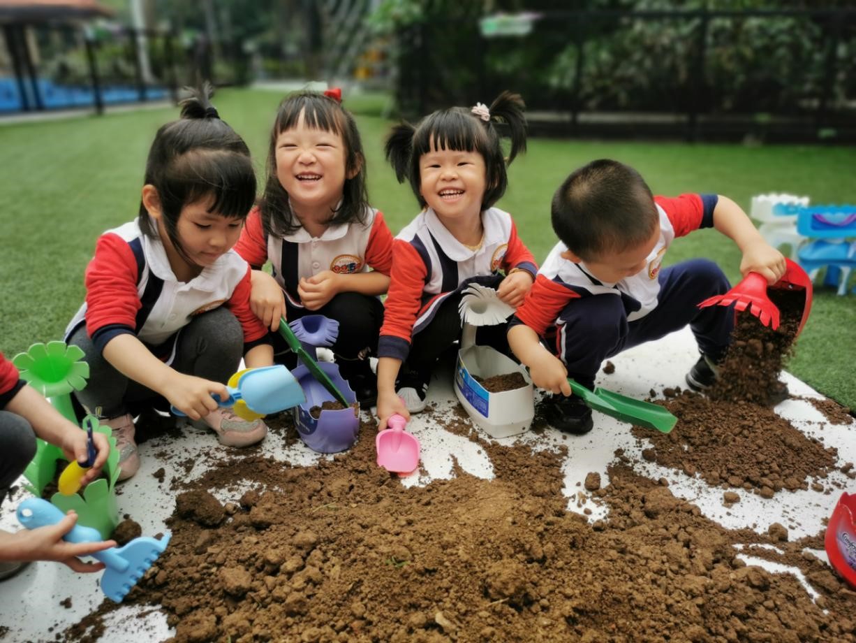 幼儿园的孩子在户外活动。.jpg