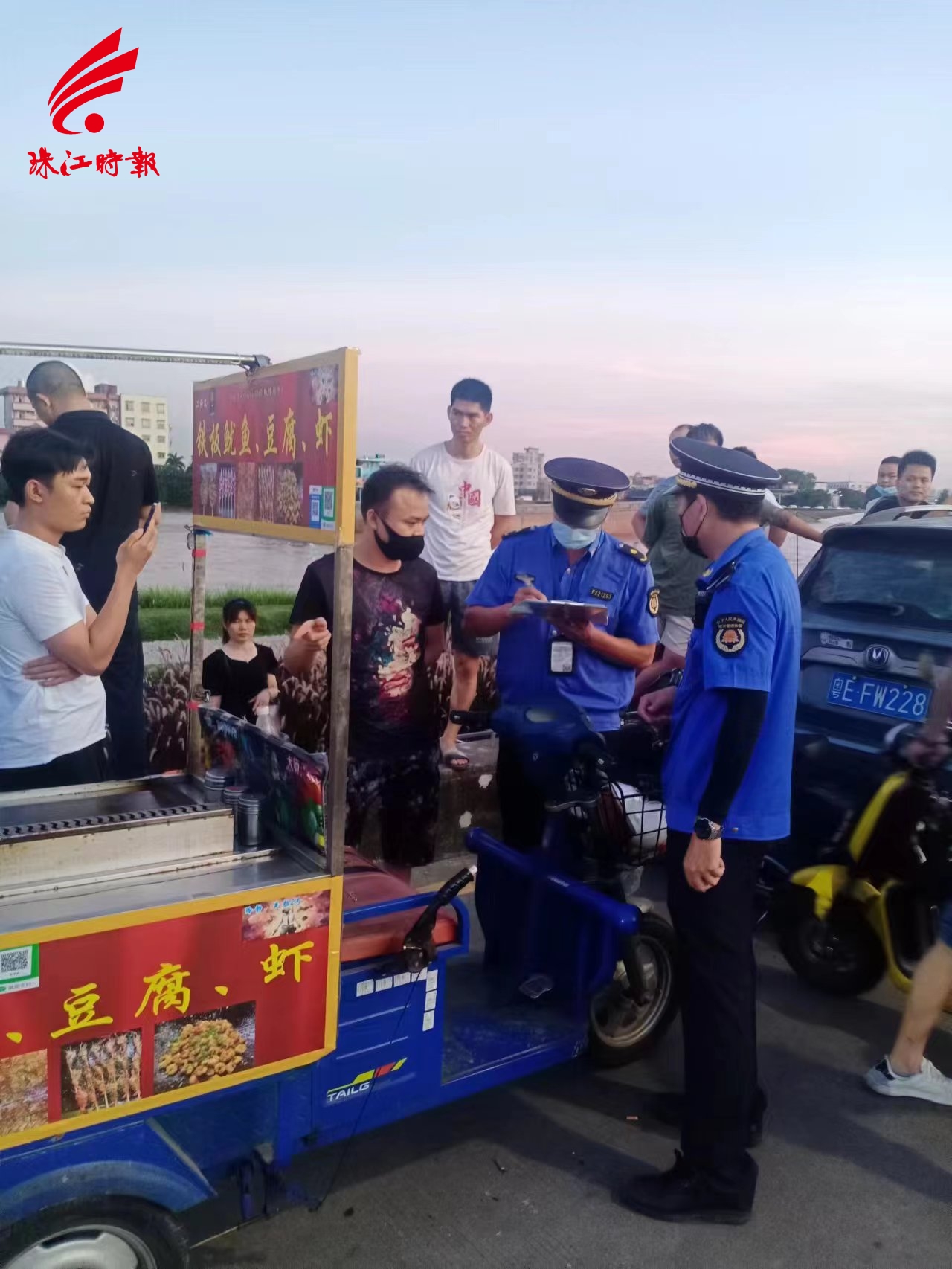 执法人员对占道经营行为开具罚单2.jpg