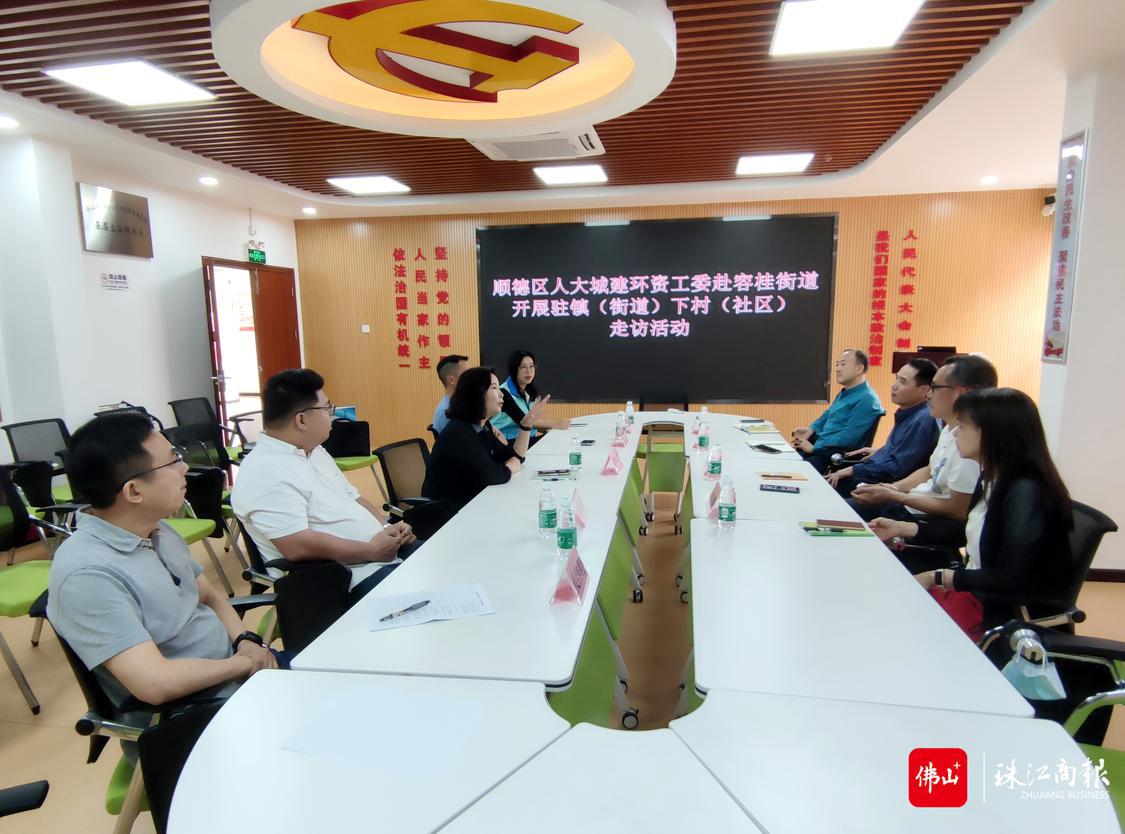 座谈会上,代表们互相交流意见.jpg