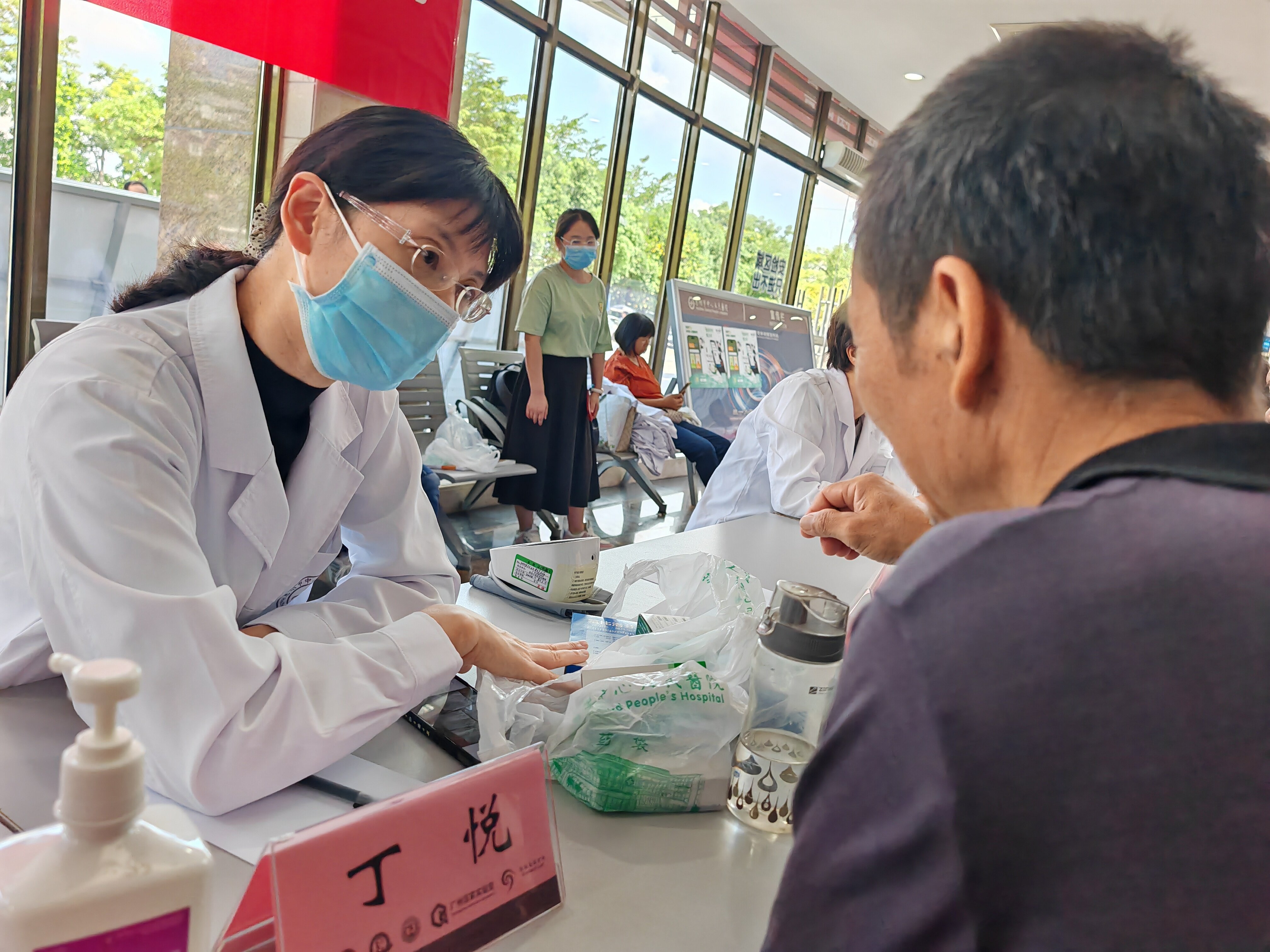 丁悦教授为市民义诊并答疑解惑。 丁悦教授为市民义诊并答疑解惑。