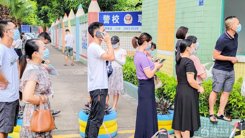 2021年9月1日,开学首日,顺德区乐从镇的经华幼儿园,家长们在幼儿园门口目送孩子入园。佛山日报记者周春摄