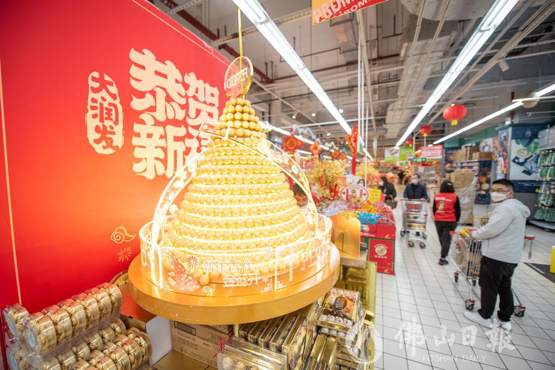 高明大润发超市内,装饰满是年味,吸引市民(3979337)-20230112193945.jpg