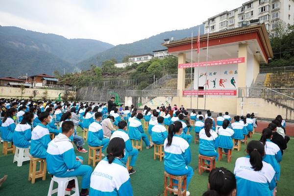 来自广东的医疗专家正在为墨脱县中学师生做新冠肺炎疫情防控知识讲座。佛山日报记者 张弘弢摄