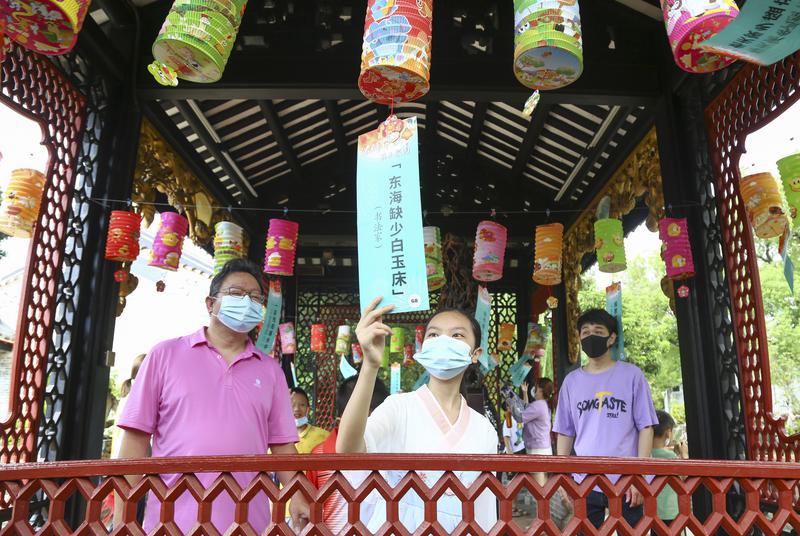 9月21日,市民在梁园猜灯谜贺中秋。/佛山日报摄影俱乐部成欲晓摄