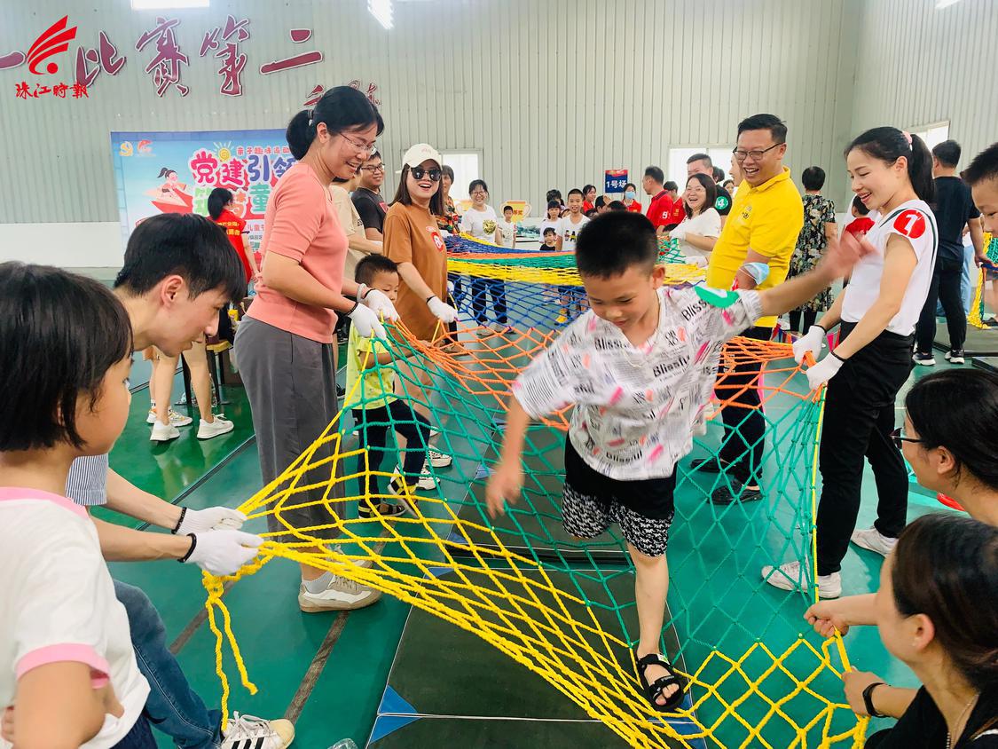家长们协助孩子们攻关.jpg