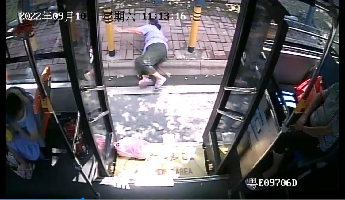 1、林婆婆下车时不慎摔倒(车上监控截图).png