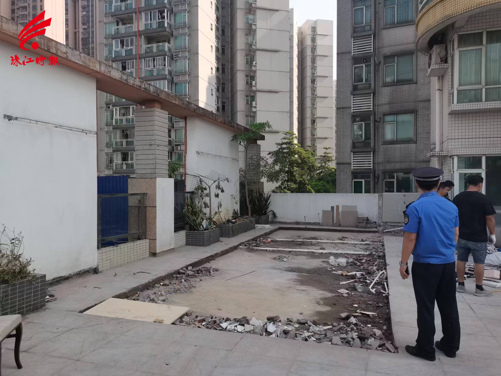 执法人员现场核查清拆情况.jpg