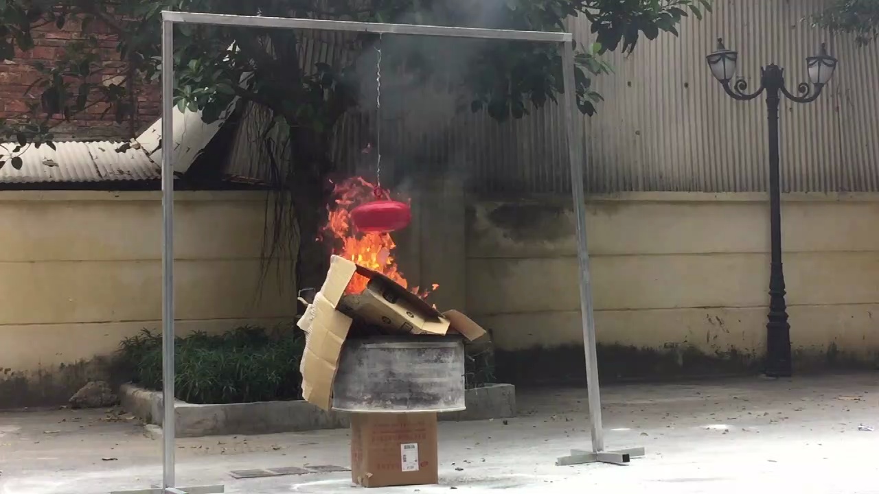 视频|悬挂式干粉灭火装置自动开启灭火瞬间。/佛山日报记者郭美欢制作