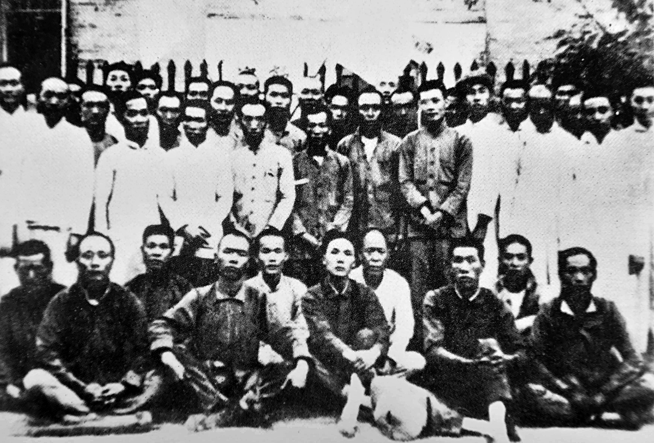 1922年10月,邓培与京奉铁路局签订复工协议后,自天津返回唐山,与京奉铁路局机务处同人联合会全体欢迎代表合影(第一排站立者左第4人为邓培).png