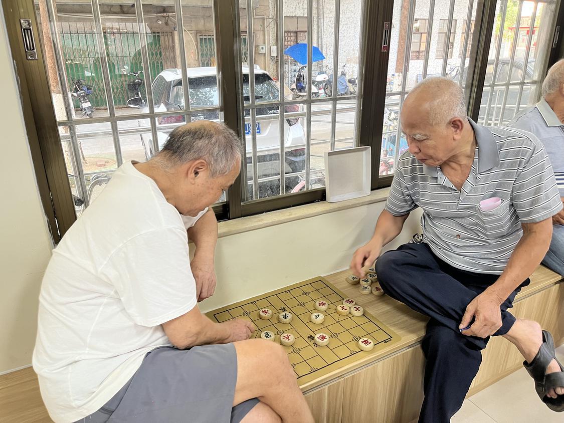 在怡安养老服务站，老人们正在下棋。资料图片.jpg