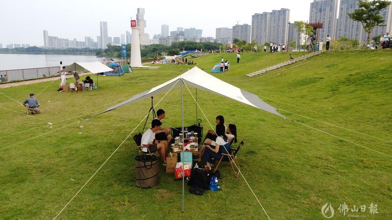 新城公园市民露营享受假期。