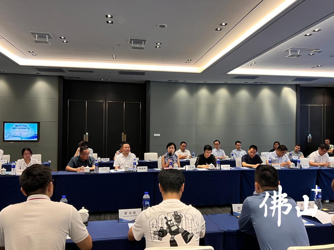 三水区酒店行业招商推介会上,区委常委、宣传部部长黄立宝在与企业家交流。.jpg