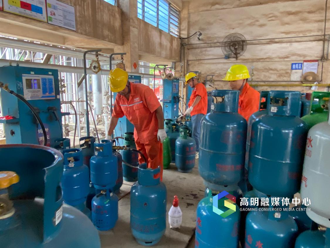合水燃气公司灌装车间 任家文摄.jpg