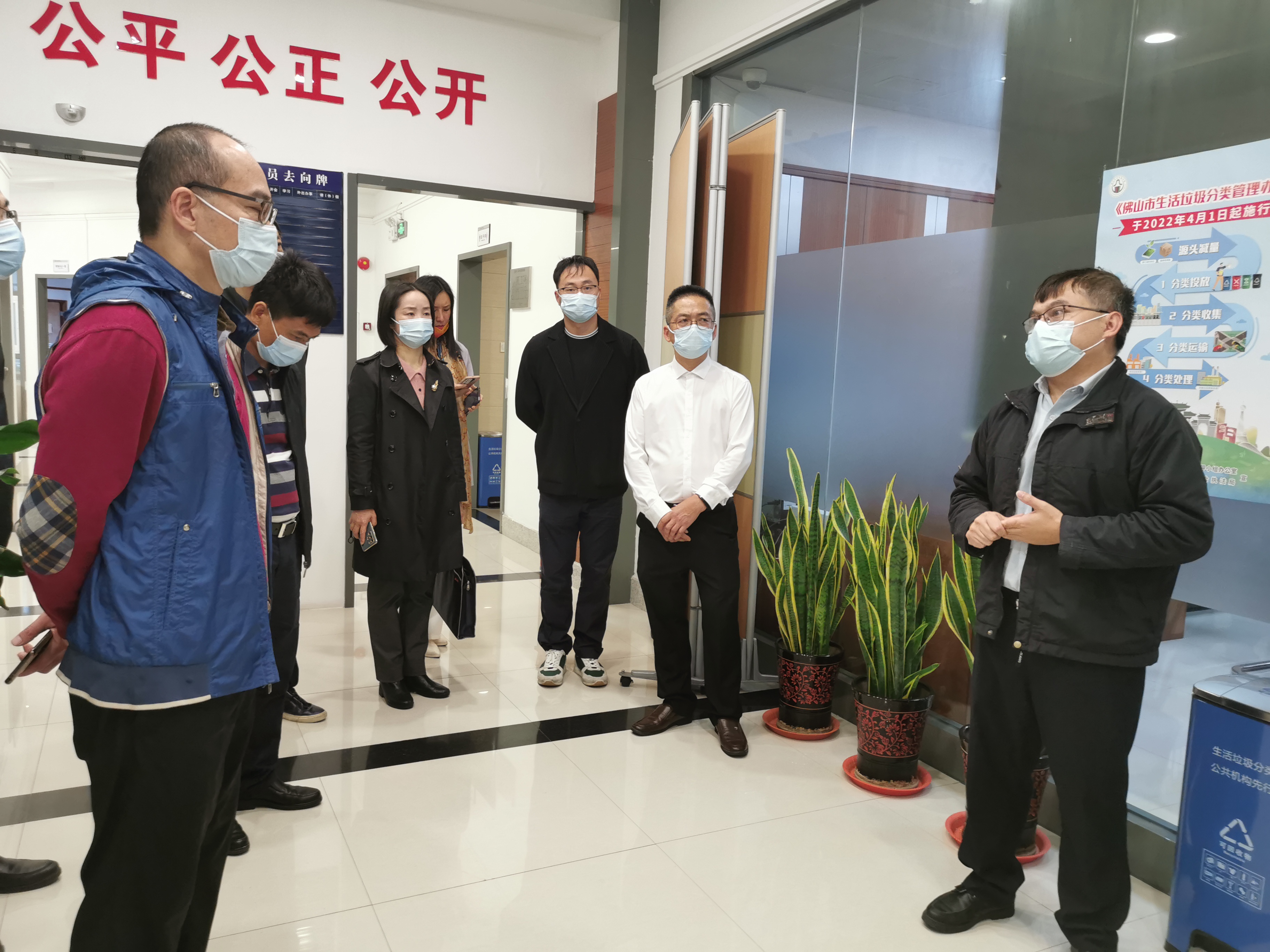 禅城区人大常委会调研组在南庄镇公共资源交易中心调研。佛山日报记者罗艳梅摄