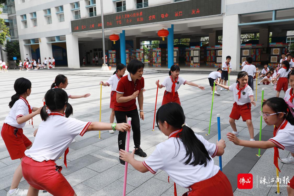 本着未来学校+2022.6.1+未来广场上有趣的团辅活动正如火如荼，师生配合默契，“蜈蚣翻身”、“摸石头过河”、“不倒森林”、“鼓动人心”，大小朋友积极活跃，品尝着游戏带来的欢乐。.JPG