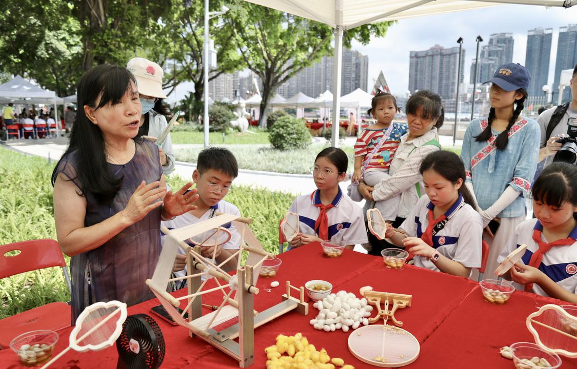学生体验西樵传统缫丝技艺.jpg