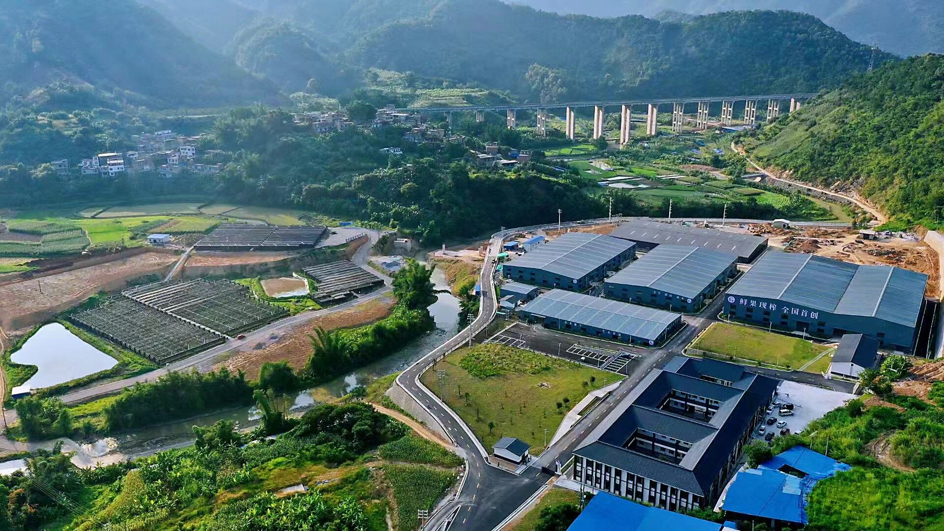 现代化生产基地助推黔货出山。 现代化生产基地助推黔货出山。