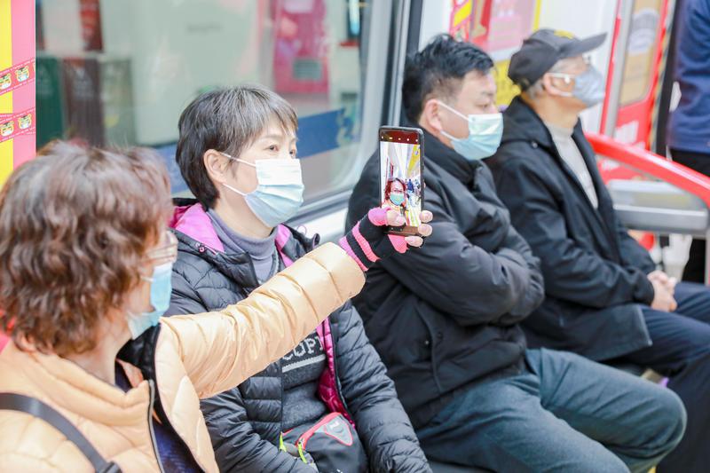 市民用手机拍摄车厢场景。/佛山日报记者周春摄