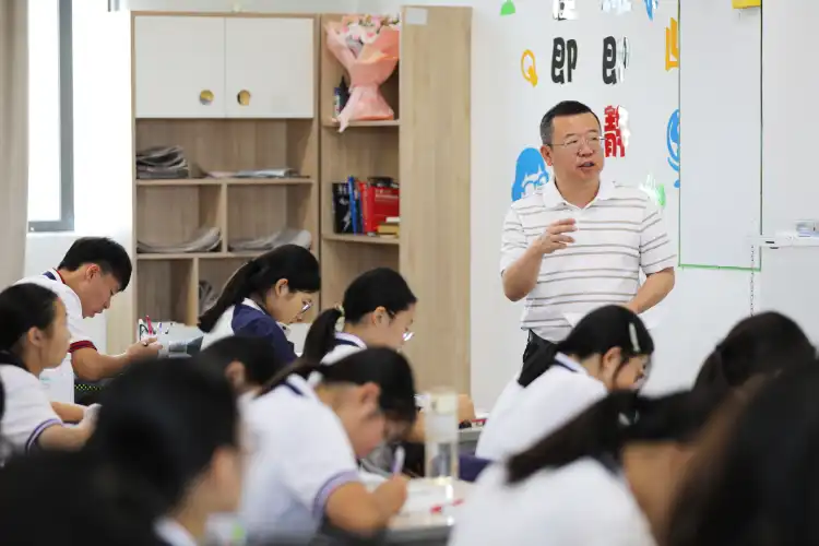 南双"示范教研"系列活动启幕,首节示范课由里水镇教育党委书记开讲→