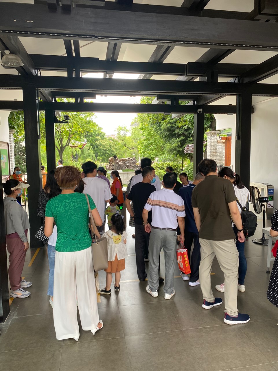 梁园景区入口处游客有序入园参观.jpg