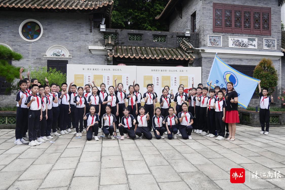 活动现场,师生合影留念.jpg