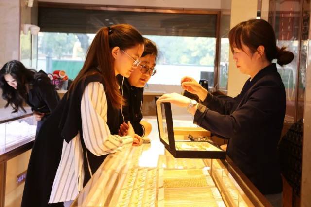 (资料图)10月23日,顾客在黄金店挑选黄金首饰。中新社发 小绍兴 摄