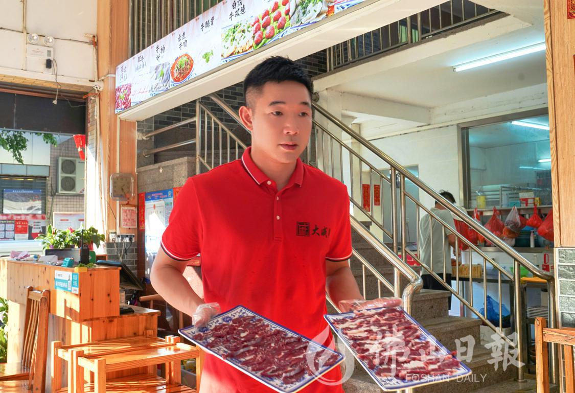 晚市,夏百浩切好新鲜牛肉招待老街坊。佛山(5632719)-20230727211146.png