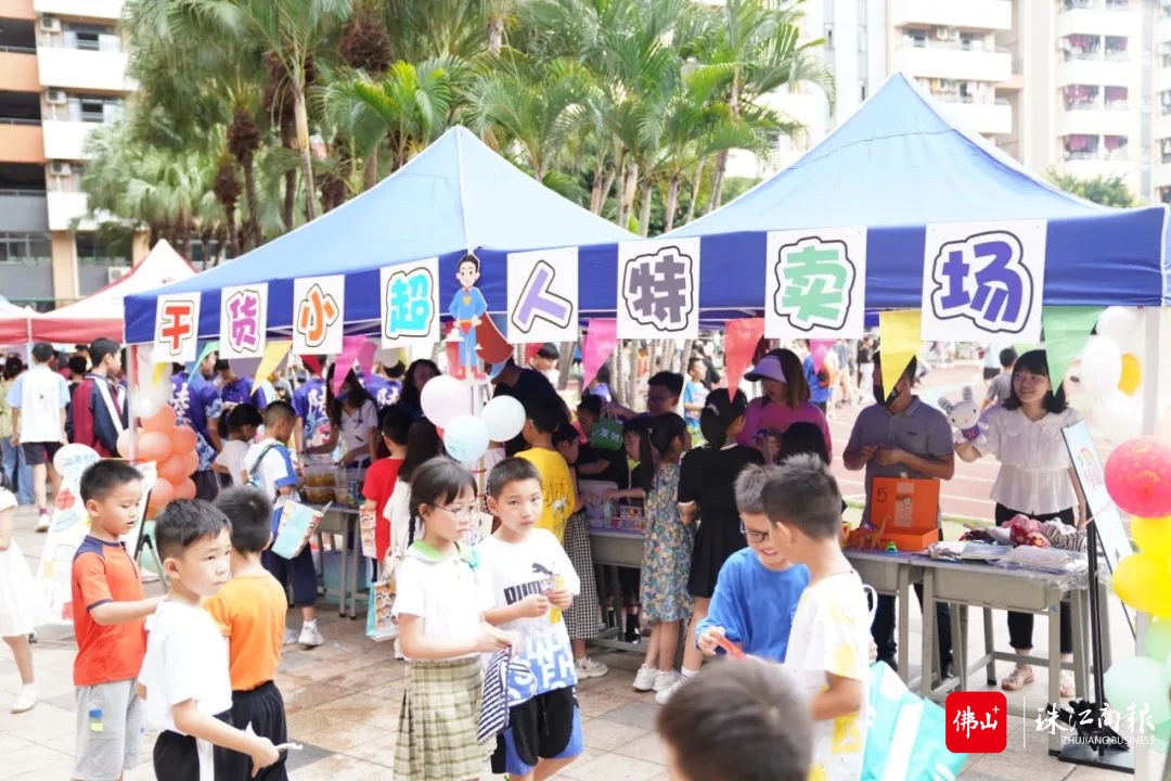 养正学校跳蚤市场热闹非凡_副本.jpg