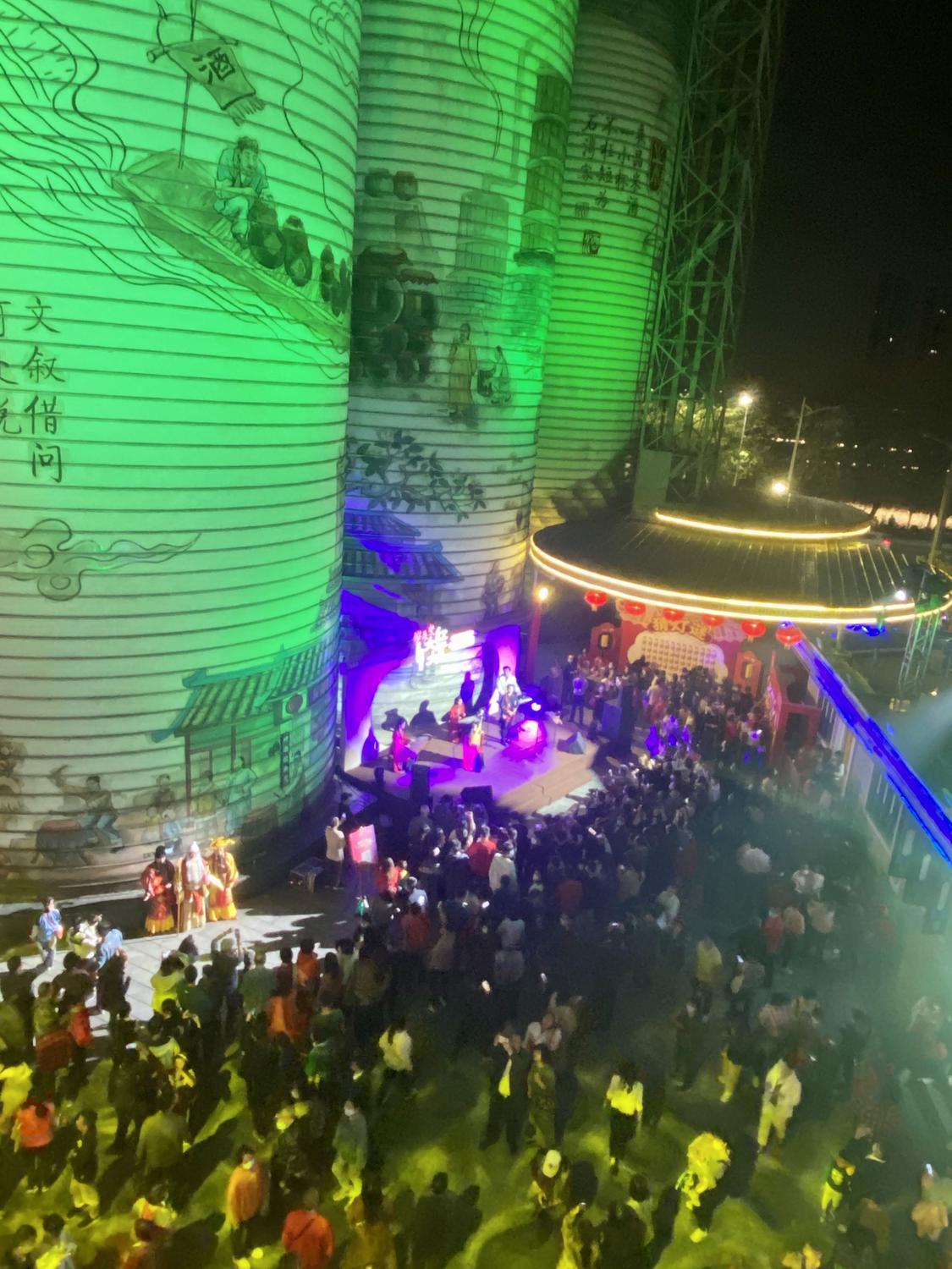 众多市民打卡石湾酒厂厂区内朱紫街。佛山日报记者李嘉雯摄.jpg