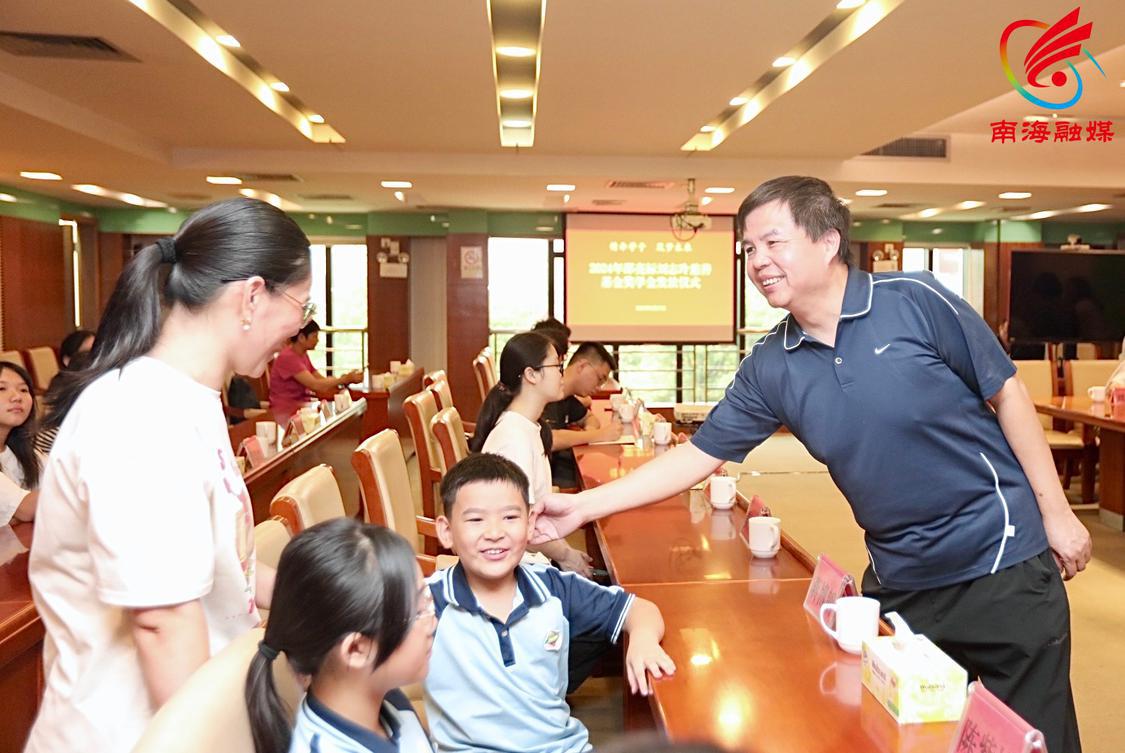 邵亮标和学子亲切交谈。.jpg