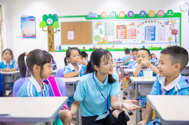 高明一中实验学校一年级小学生,在老师引导下互相自我介绍。/佛山日报记者洪海摄