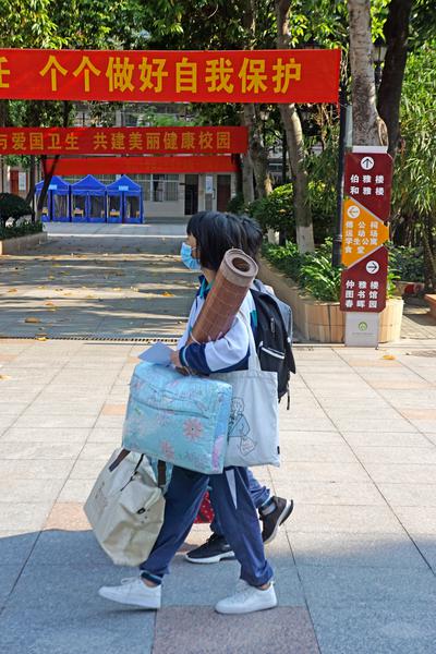 佛山三中初中部,学生重返校园,步伐轻快从容。/佛山日报记者谭兼之摄