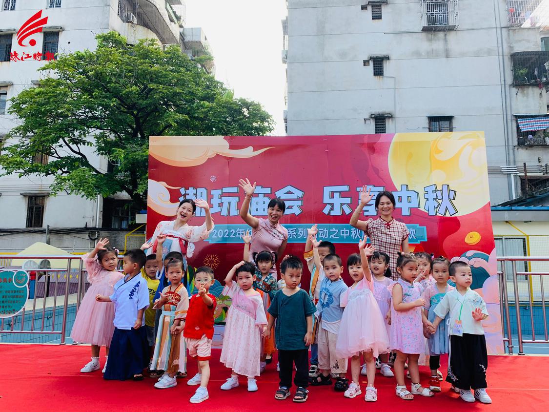 “我们一起穿汉服走红毯很开心。”.jpg