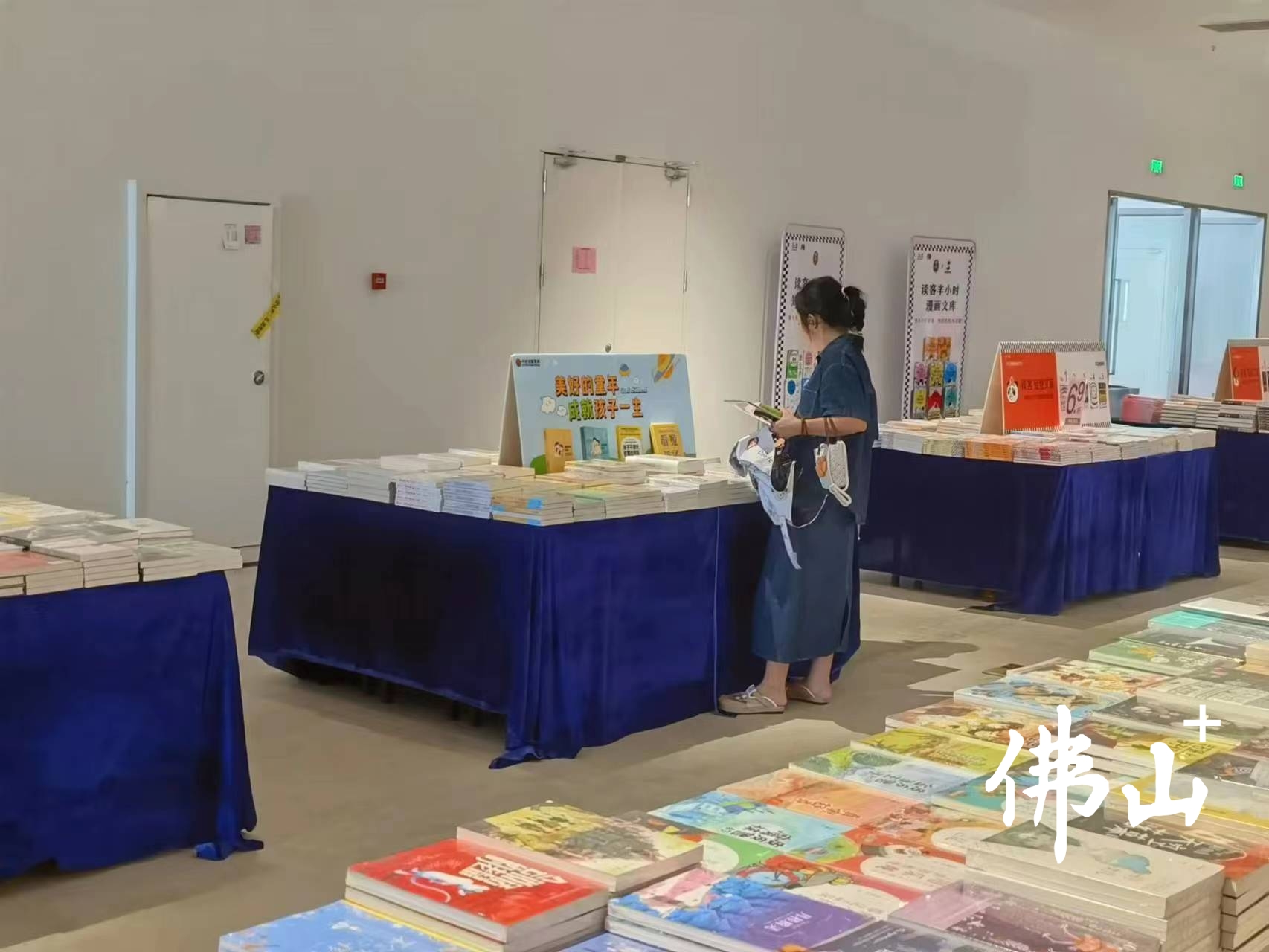 一名市民正在挑选合适的书籍。郑泽聪摄.jpg