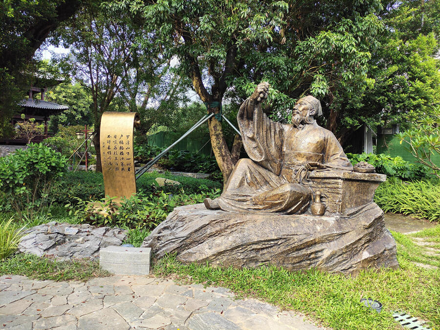 惠州中山公园东坡饮酒品荔雕塑。惠州东江图片社供图