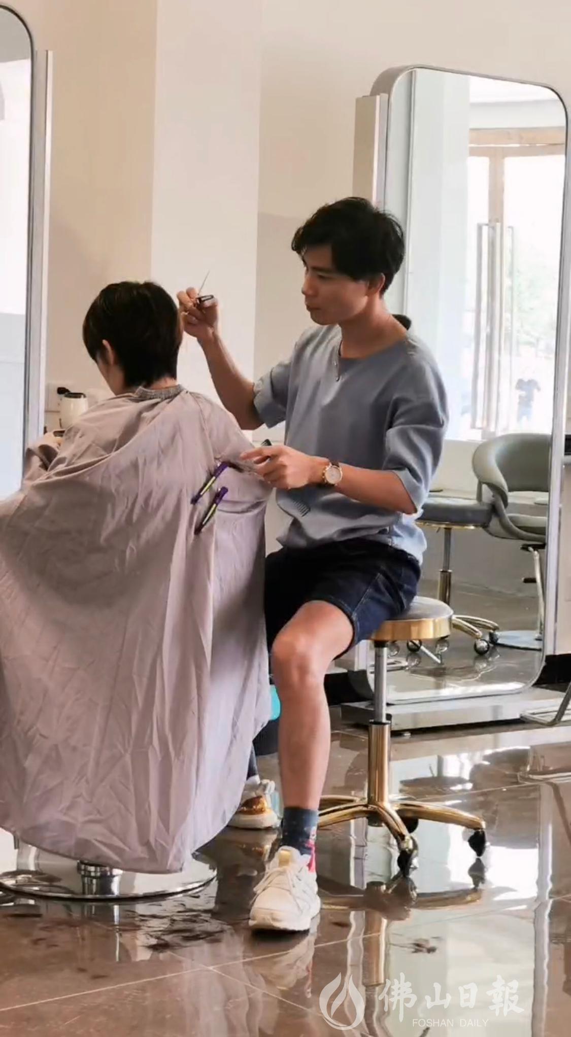 邱俊豪为顾客定制发型。(受访者供图)(4759786)-20230417174718.jpg