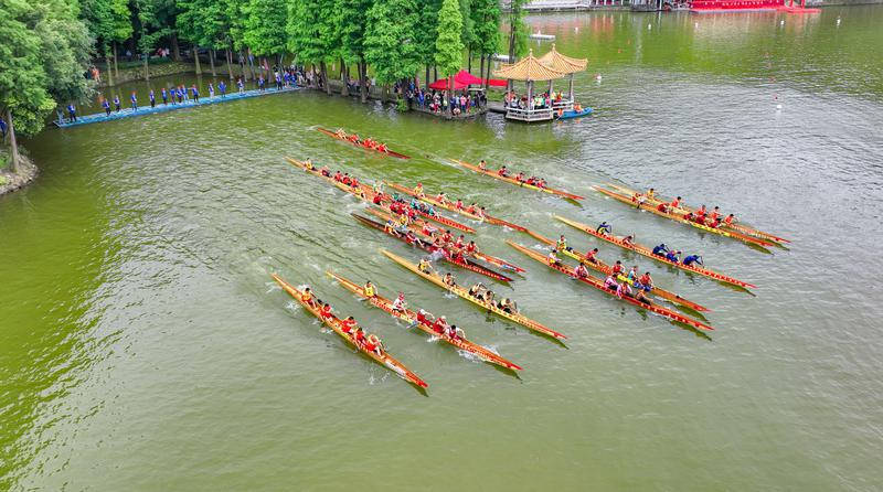 6月3日,2022年南海西樵山锦龙盛会在西樵山天湖公园举行,时隔多年再现“半山扒龙船”的盛况。佛山日报记者王伟楠摄 (2)