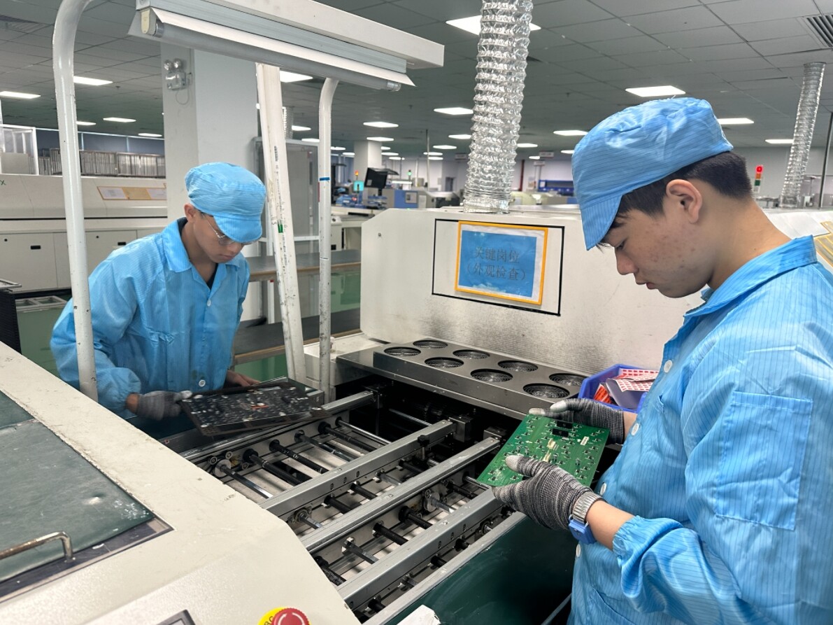 科伦特科生产车间内工人正在检查产品。 科伦特科生产车间内工人正在检查产品。