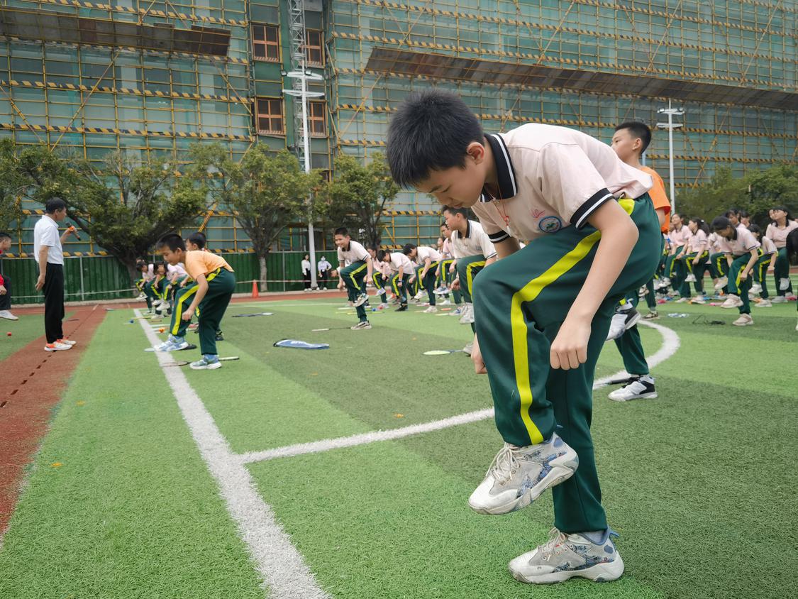 学生认真做小腿放松练习。主办方供图.jpg