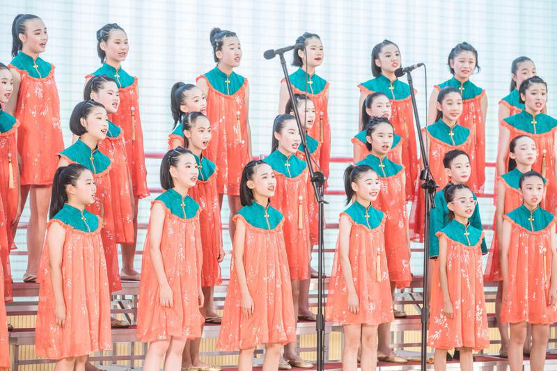 2021年7月16日,南海区第十四届中小学生艺术展演暨学生文明素养展示活动现场,南海区大沥镇中心小学在台上进行合唱展演。/佛山日报记者王伟楠摄