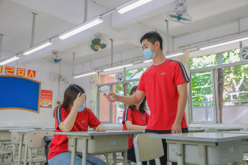 发现身体不适学生后进行及时处置。8月24日,南海实验中学举行秋季开学前防疫演练。/佛山日报摄影俱乐部吕嘉欣摄