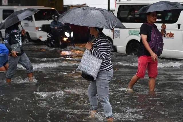 7月23日，受台风“格美”影响，马尼拉出现强降雨。新华社发