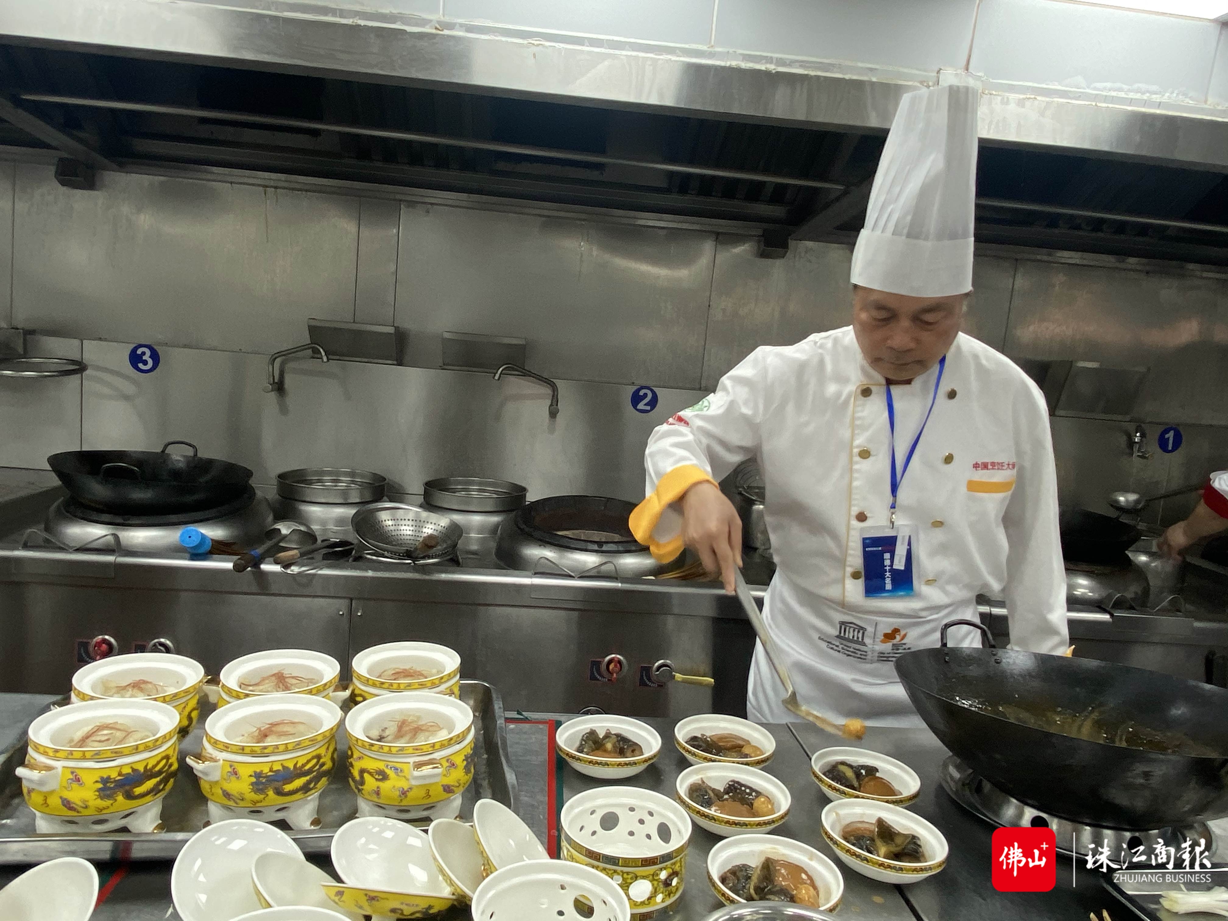 龙仲滔在厨房研习菜品.JPG