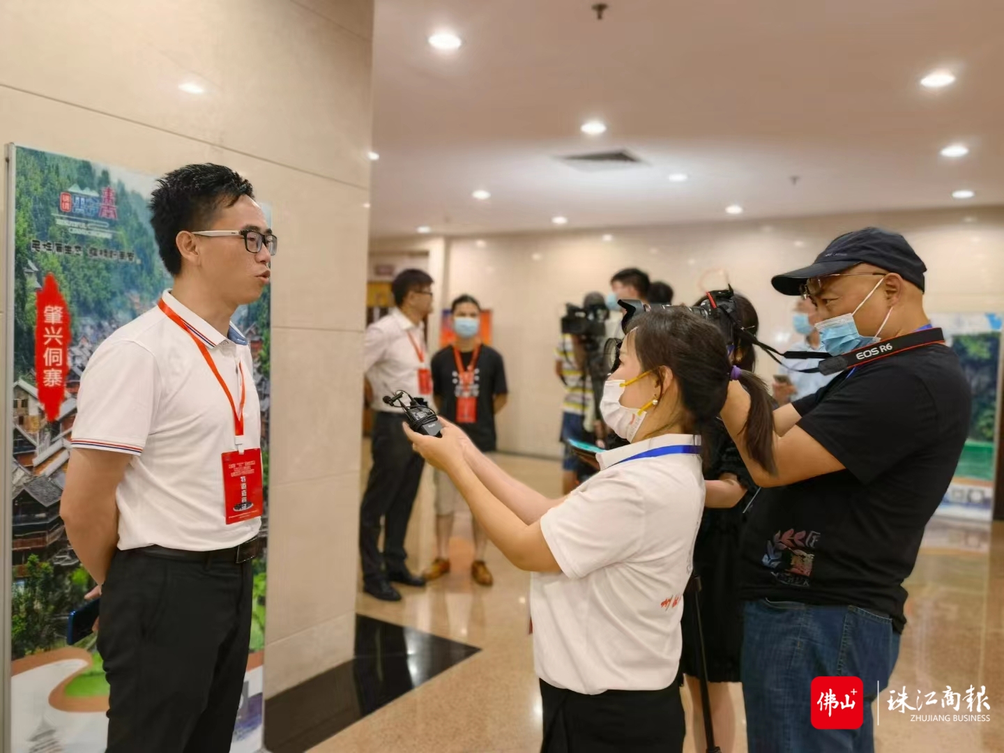 口岸文旅总经理蒙在峰在黔东南佛山旅游推介会上向媒体介绍顺德万人游黔东南大型旅游活动进展情况.jpg