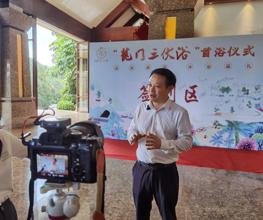 吴志才接受媒体采访。 吴志才接受媒体采访。