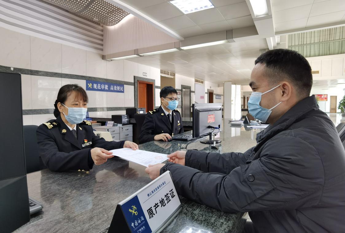 佛山海关驻高明办事处关员为企业签发原产地证书(关明摄).jpg
