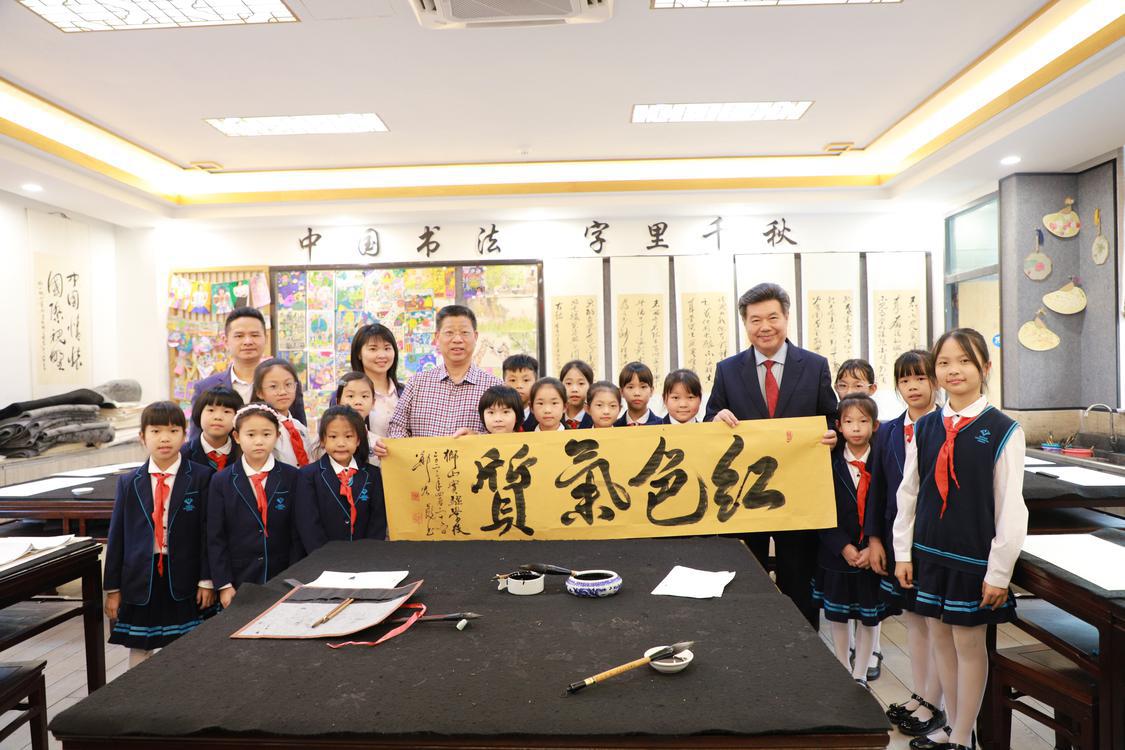 1、郑宏彪现场挥毫题写“红色气质”墨宝赠予学校。.jpg