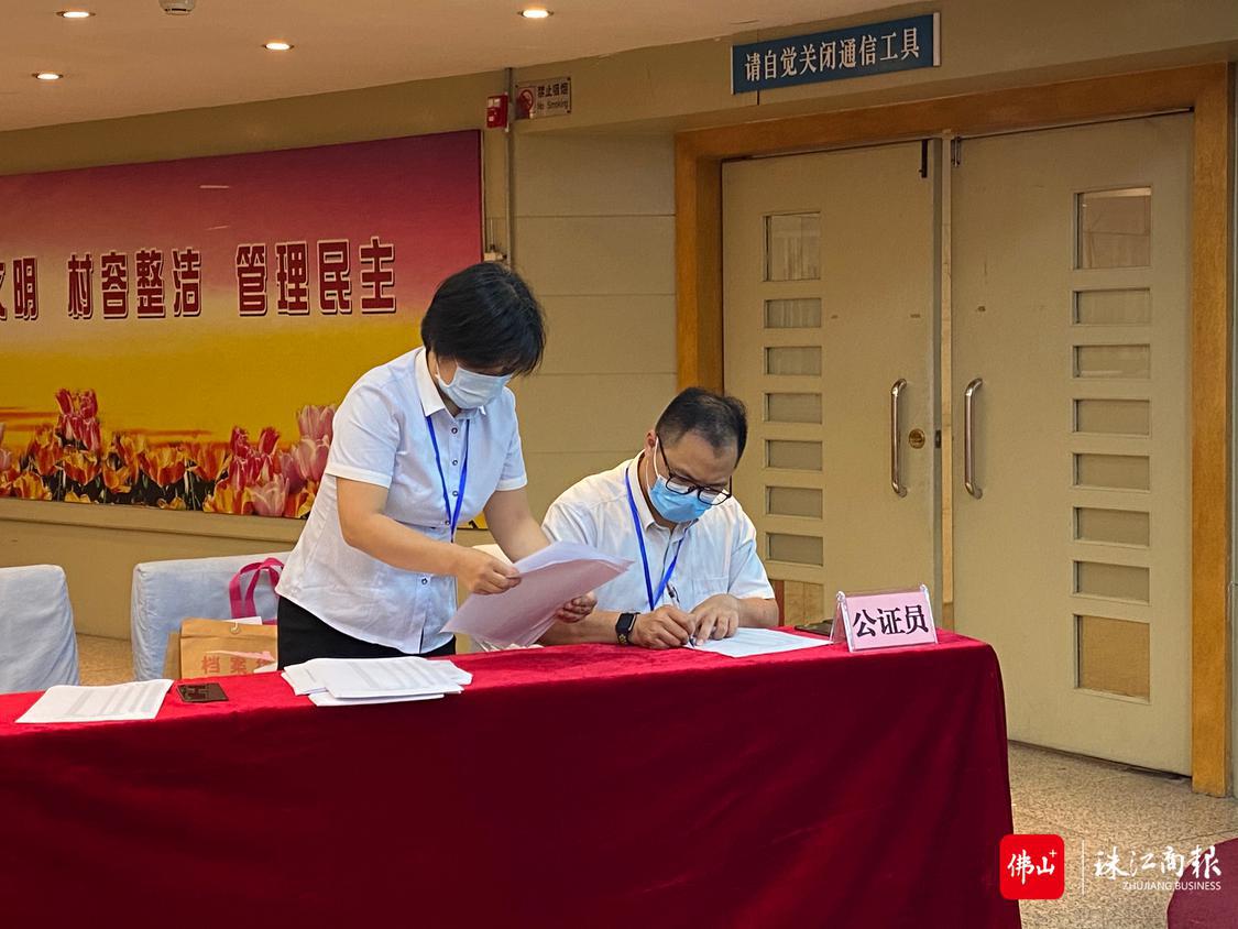 公证员现场核实抽签结果。.jpg