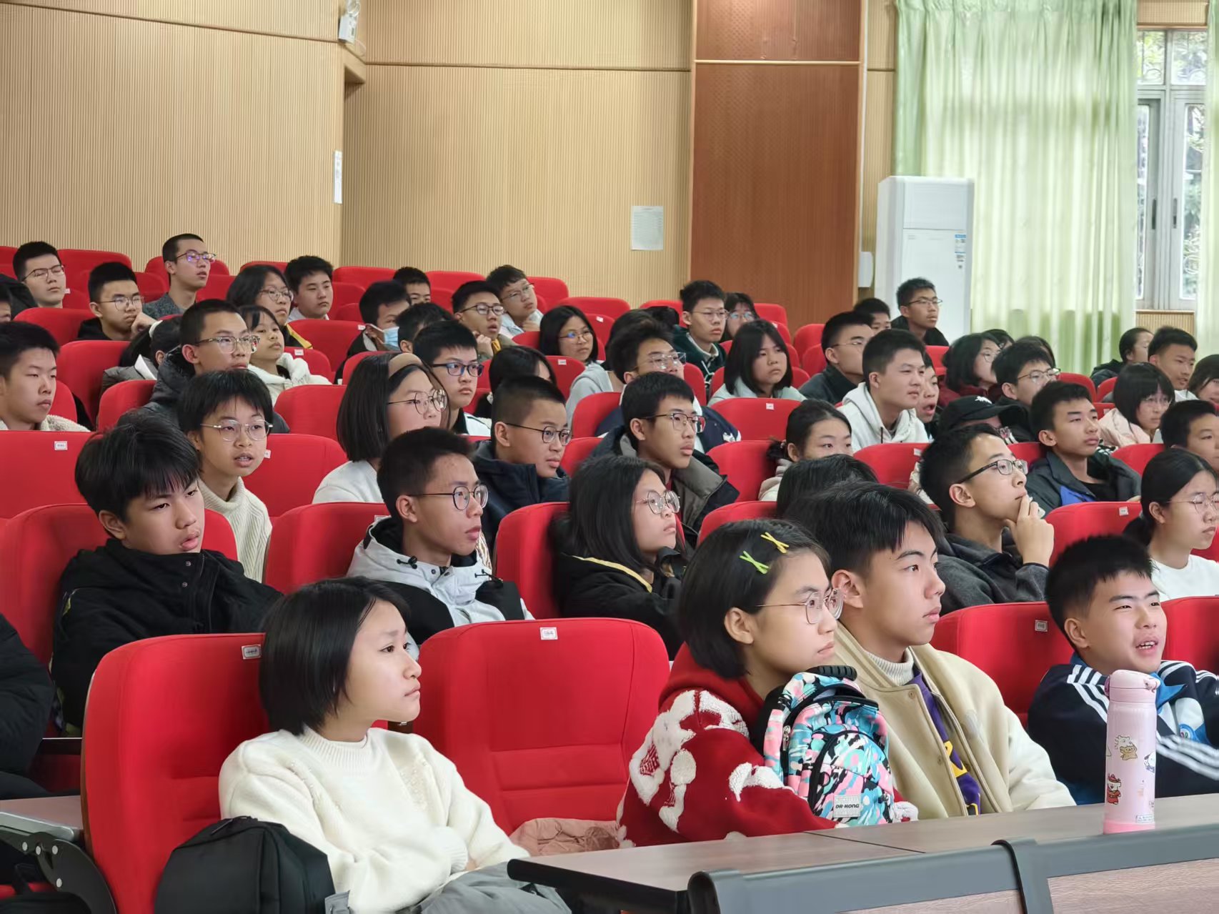 同学们在课堂认真听课。.jpg