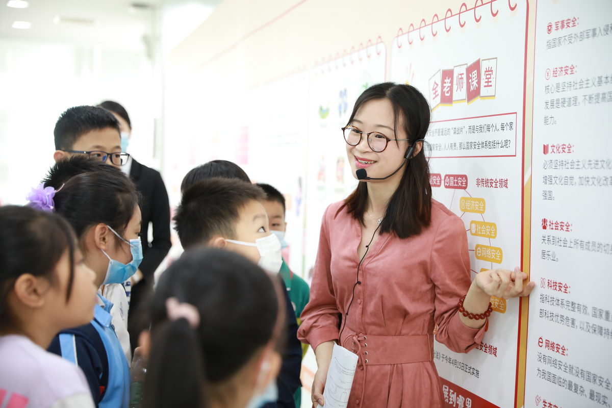 2020年4月10日,国家安全知识展讲解员,佛山市华英学校陈莉虹老师正在向参观展览的小学生和家长讲解国家安全知识。